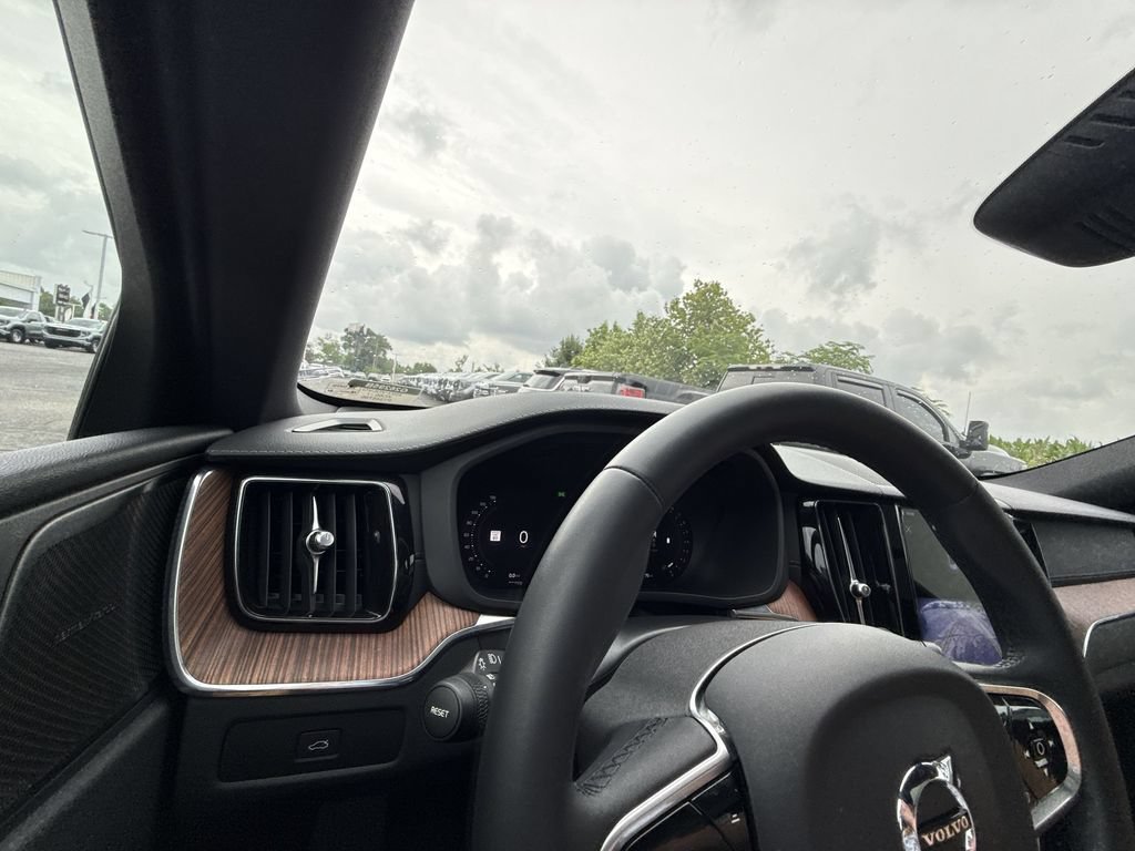 Used 2023 Volvo XC60 B5 Ultimate w/ Climate Package FWD image 24