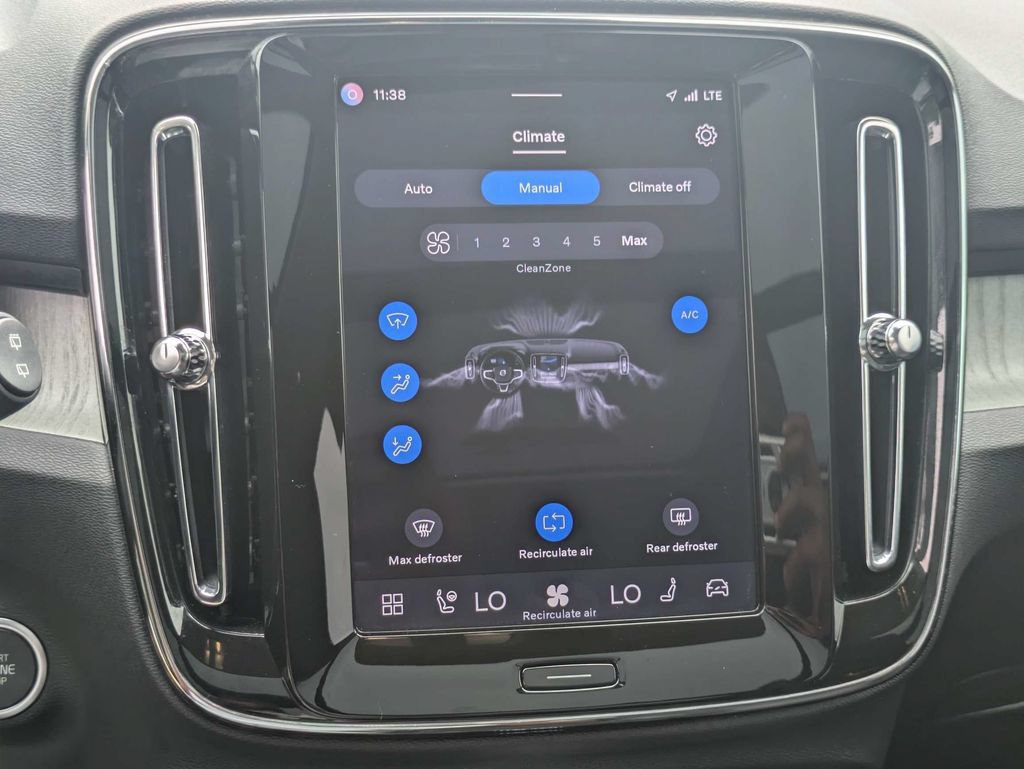 Certified 2025 Volvo XC40 B5 Core AWD/4WD image 22