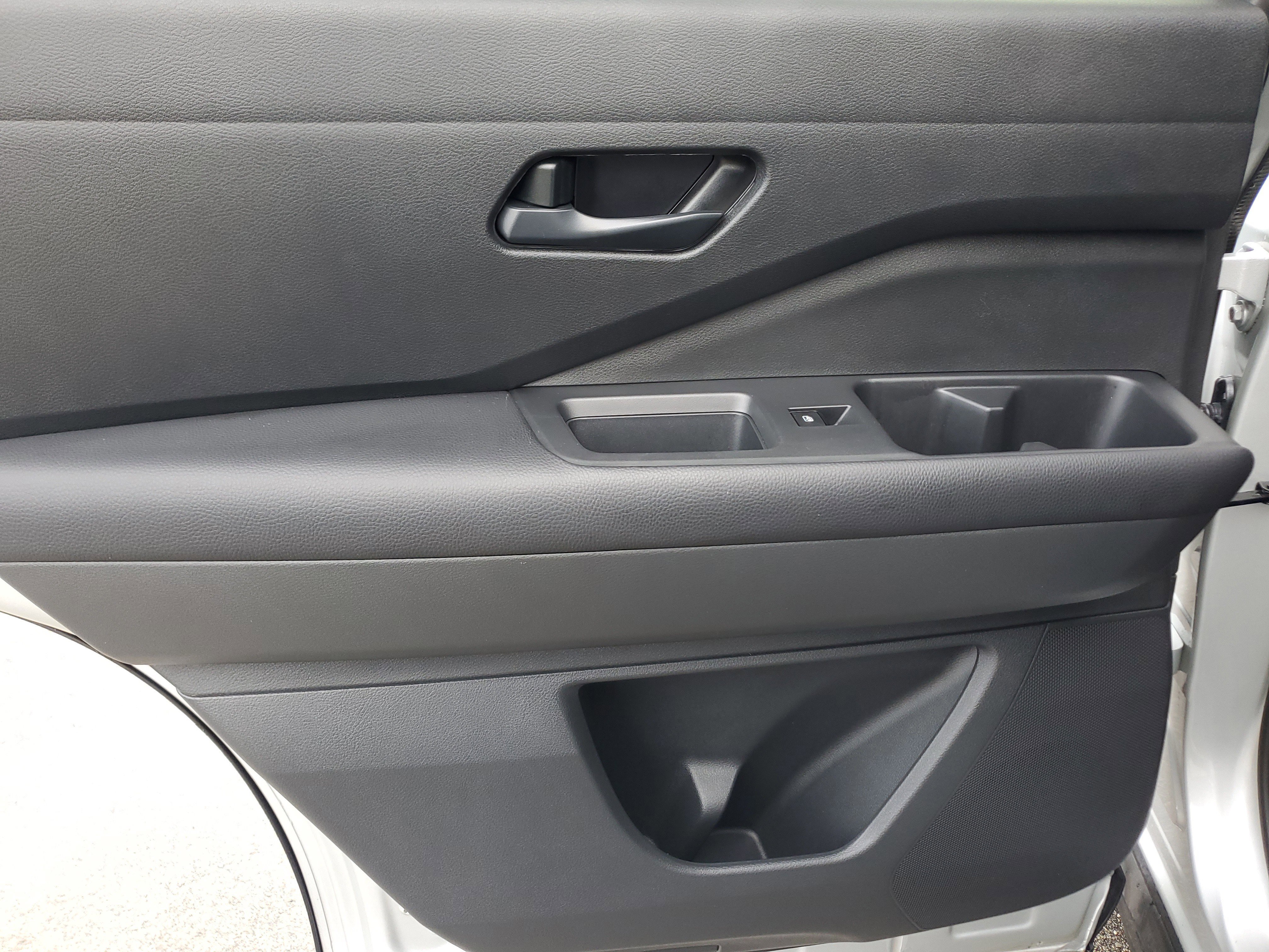 Used 2024 Nissan Pathfinder S image 28