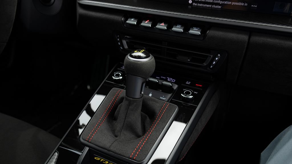 Certified 2025 Porsche 911 GT3 RS RWD image 18