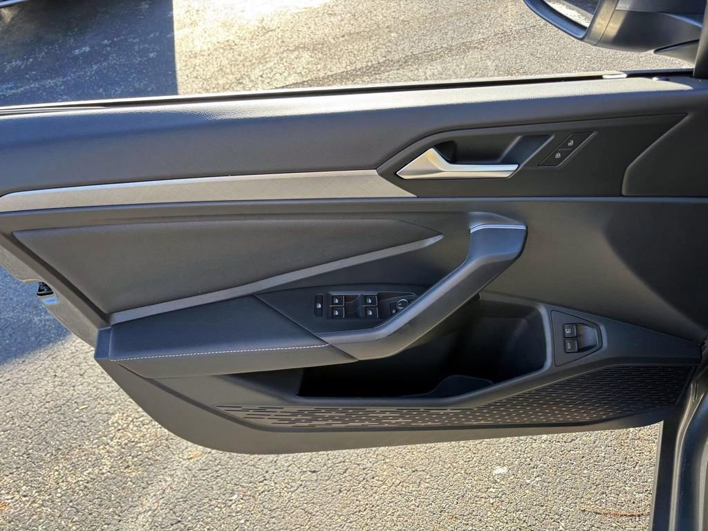 Used 2022 Volkswagen Jetta SE image 11