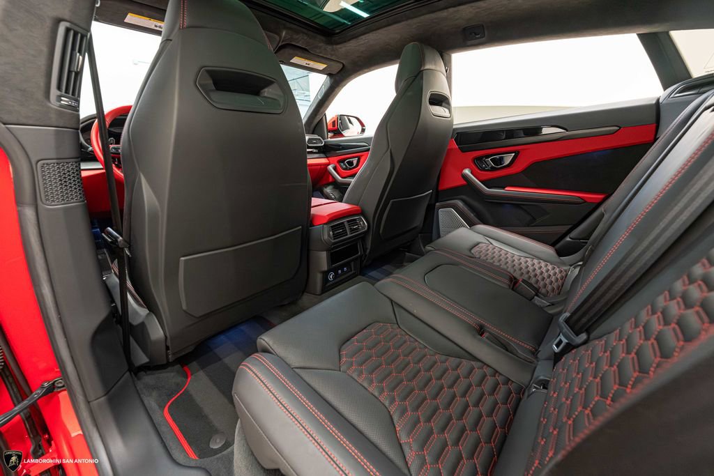 Used 2022 Lamborghini Urus AWD/4WD image 37