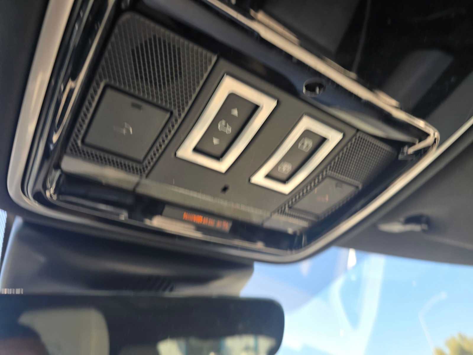 Used 2019 Land Rover Range Rover Velar R-Dynamic SE AWD/4WD image 36