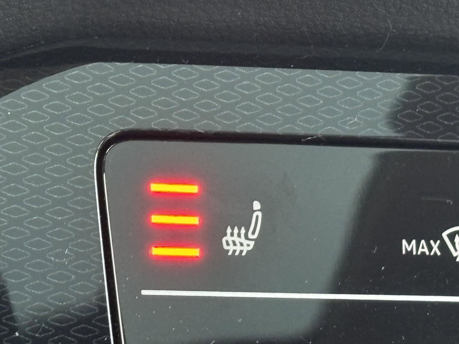 Used 2025 Volkswagen Taos SE w/ Panoramic Sunroof Package image 34