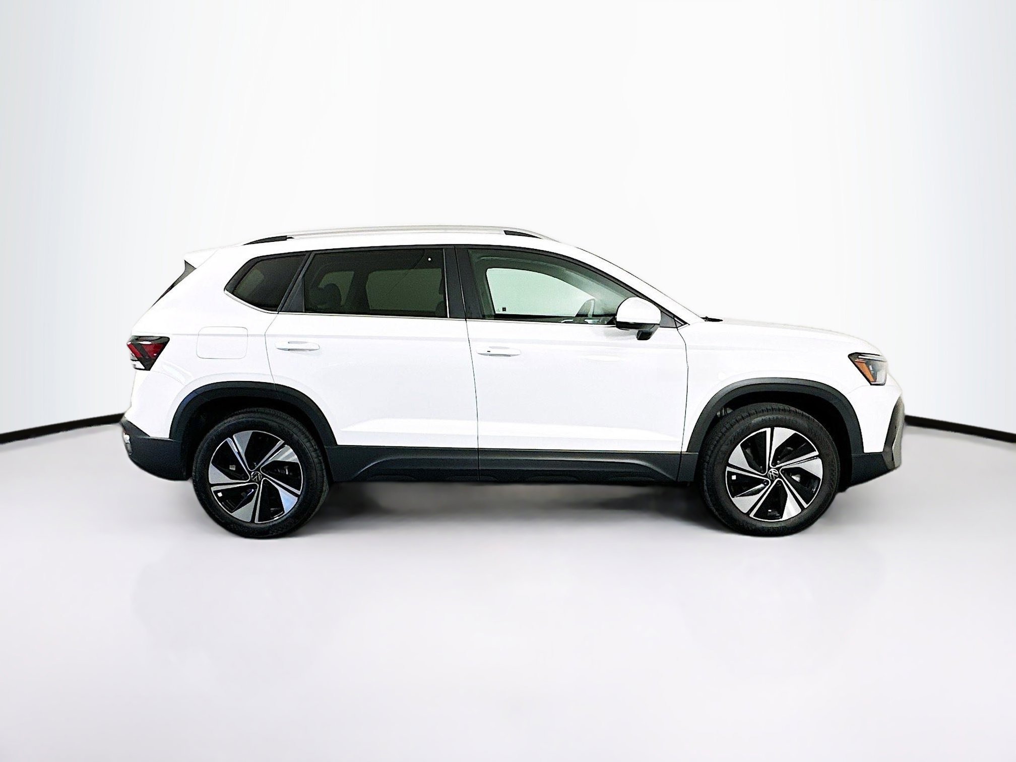 Used 2025 Volkswagen Taos SE w/ Panoramic Sunroof Package AWD/4WD image 10