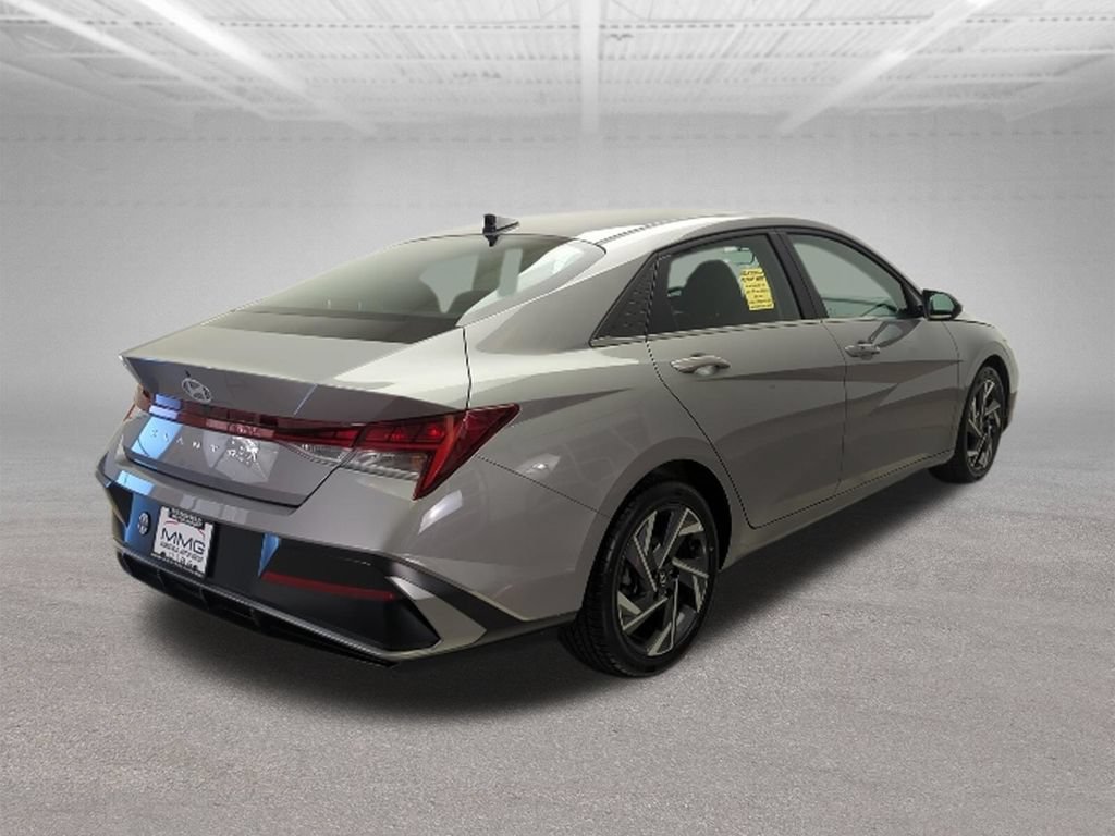 Used 2025 Hyundai Elantra SEL FWD image 8