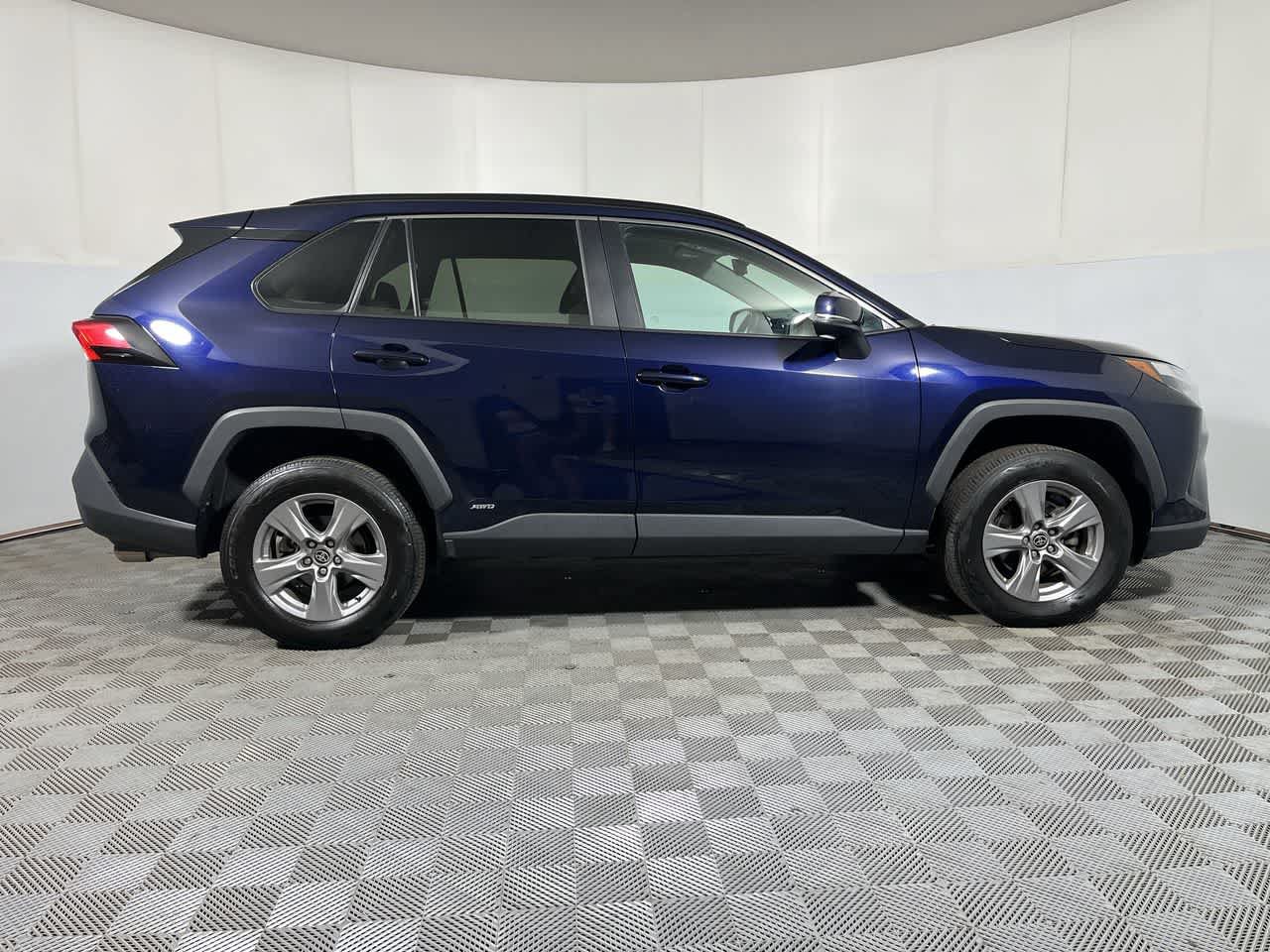 Used 2022 Toyota RAV4 XLE AWD/4WD image 9