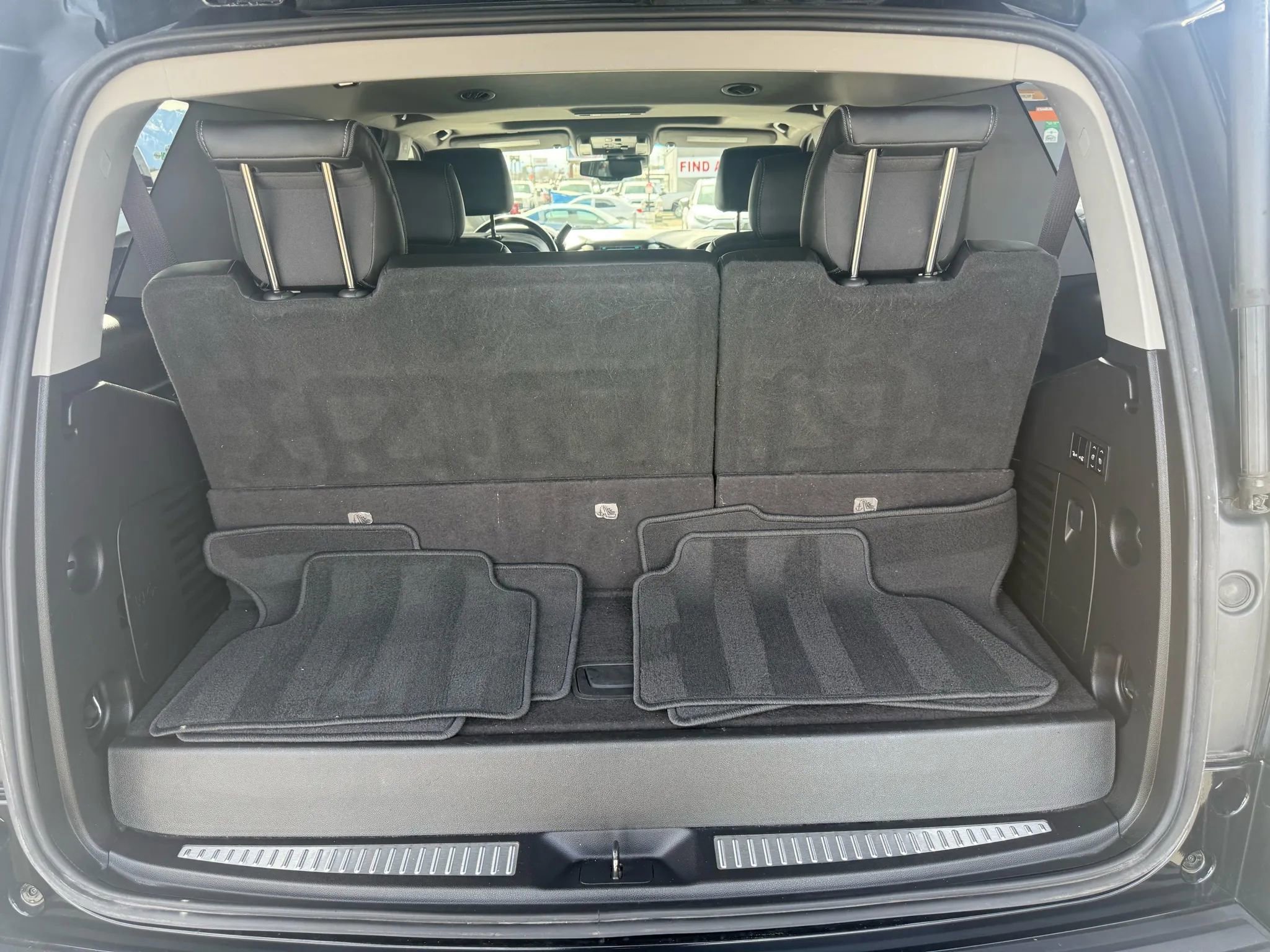 Used 2017 GMC Yukon Denali w/ Enhanced Security Package image 25