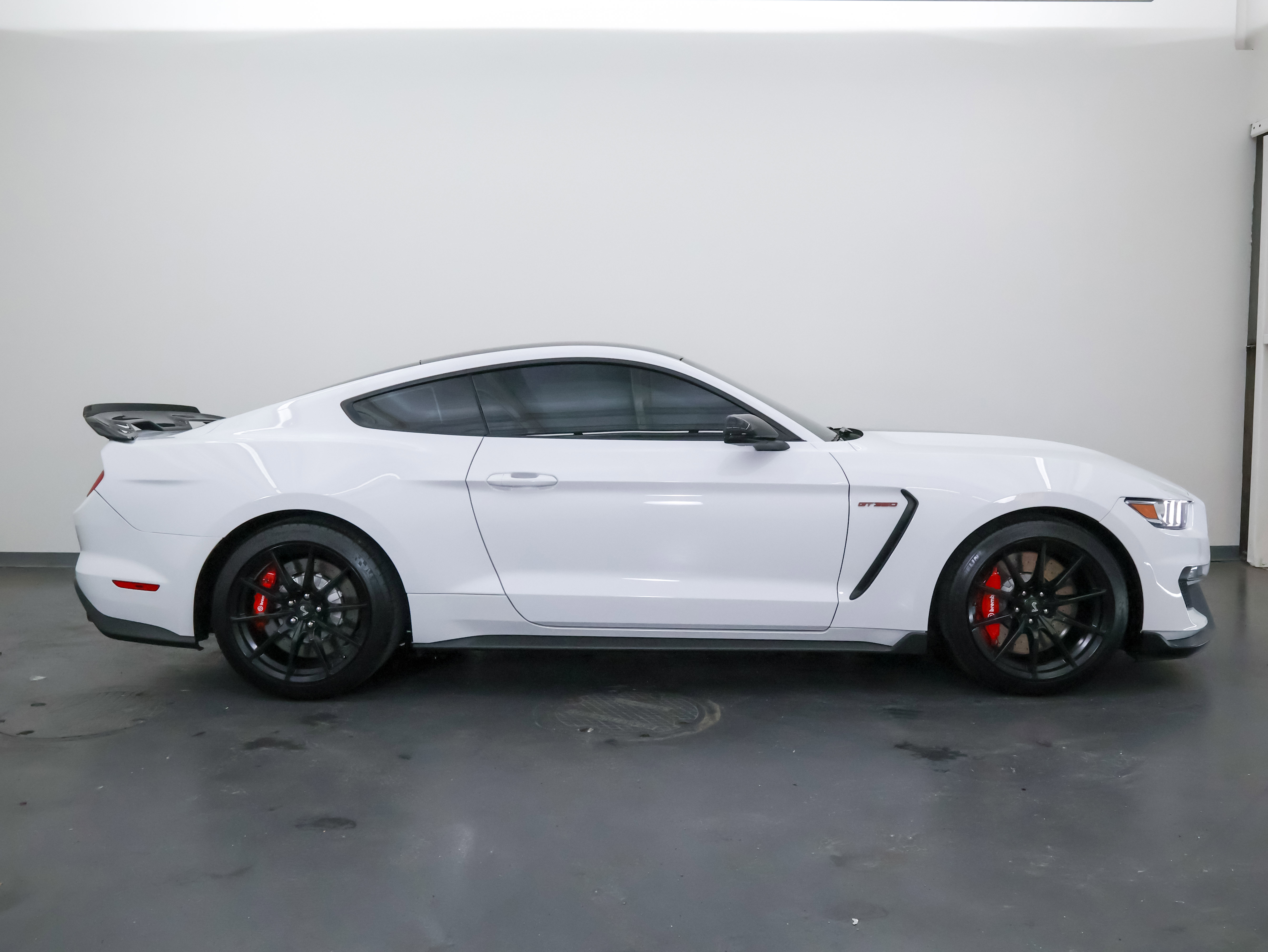 Used 2017 Ford Mustang Shelby GT350 w/ Electronics Package RWD image 2