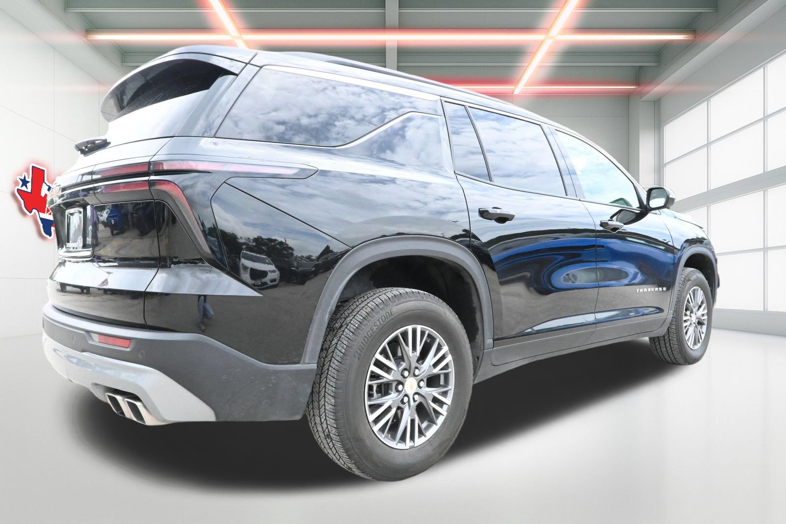 Used 2025 Chevrolet Traverse LT FWD image 3
