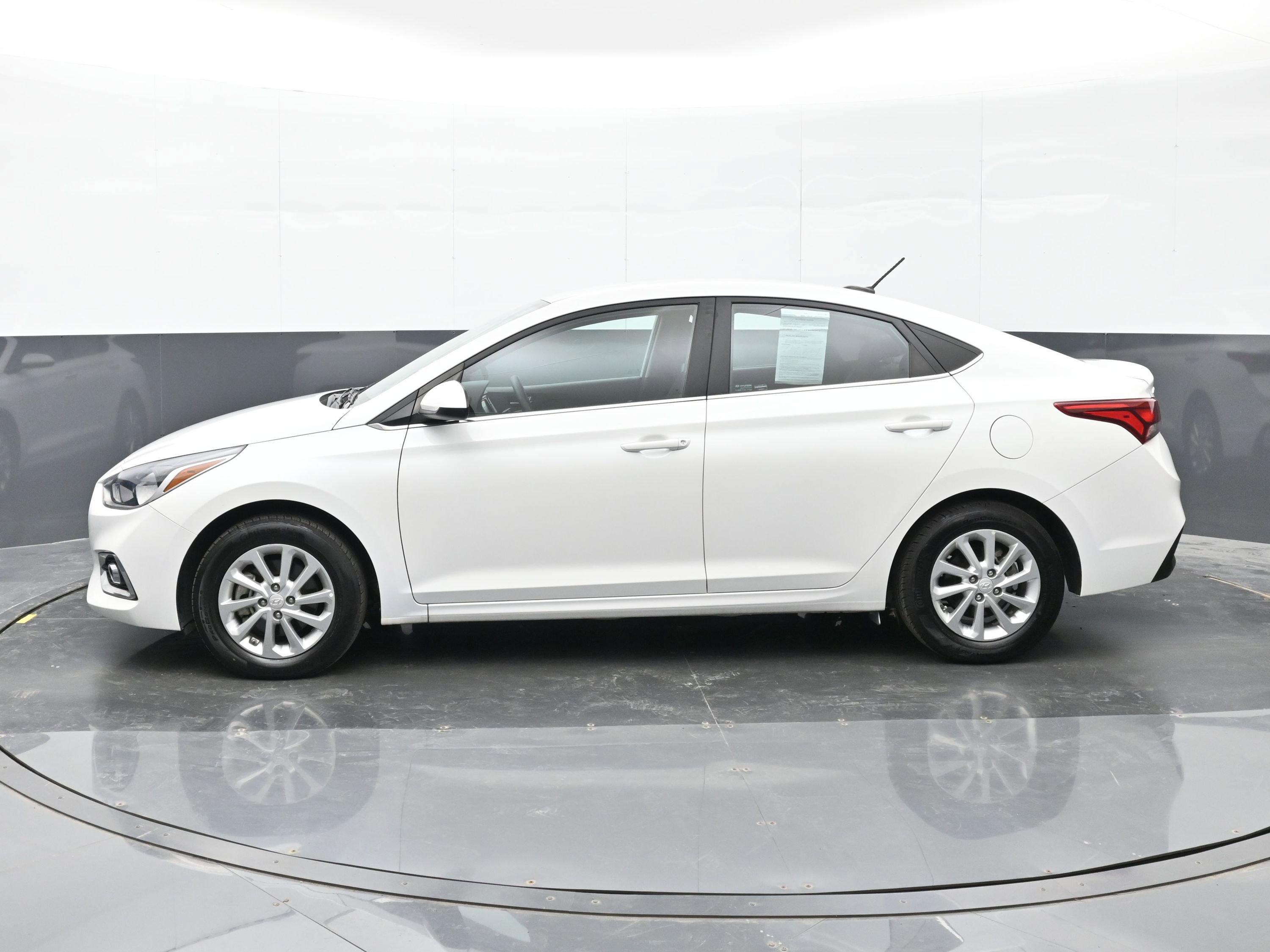 Used 2022 Hyundai Accent SEL w/ Cargo Package FWD image 9