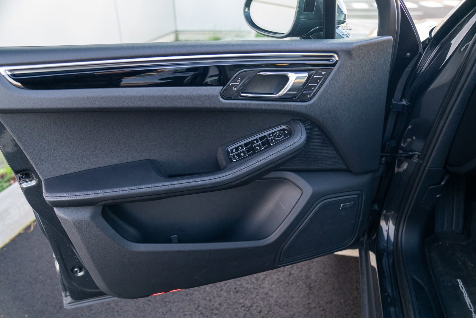 Certified 2025 Porsche Macan image 10