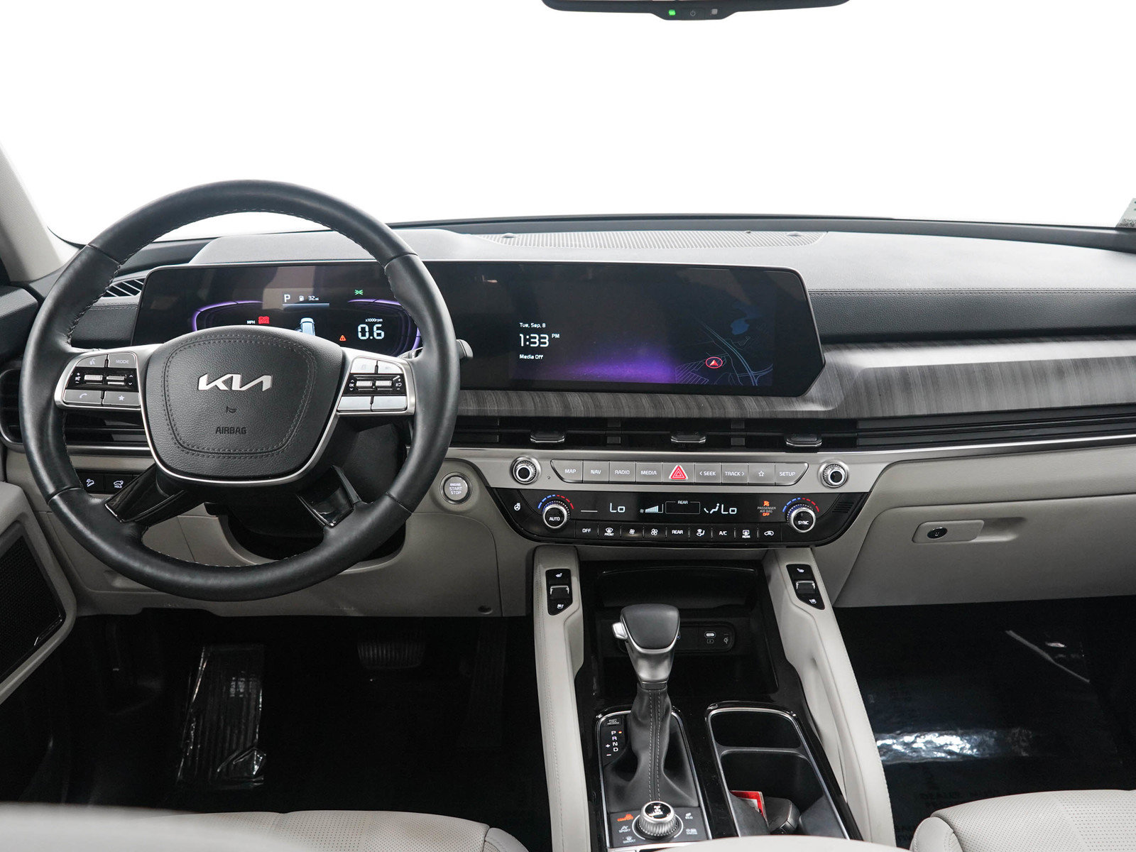 Used 2024 Kia Telluride EX w/ EX Captain's Chair Package AWD/4WD image 17