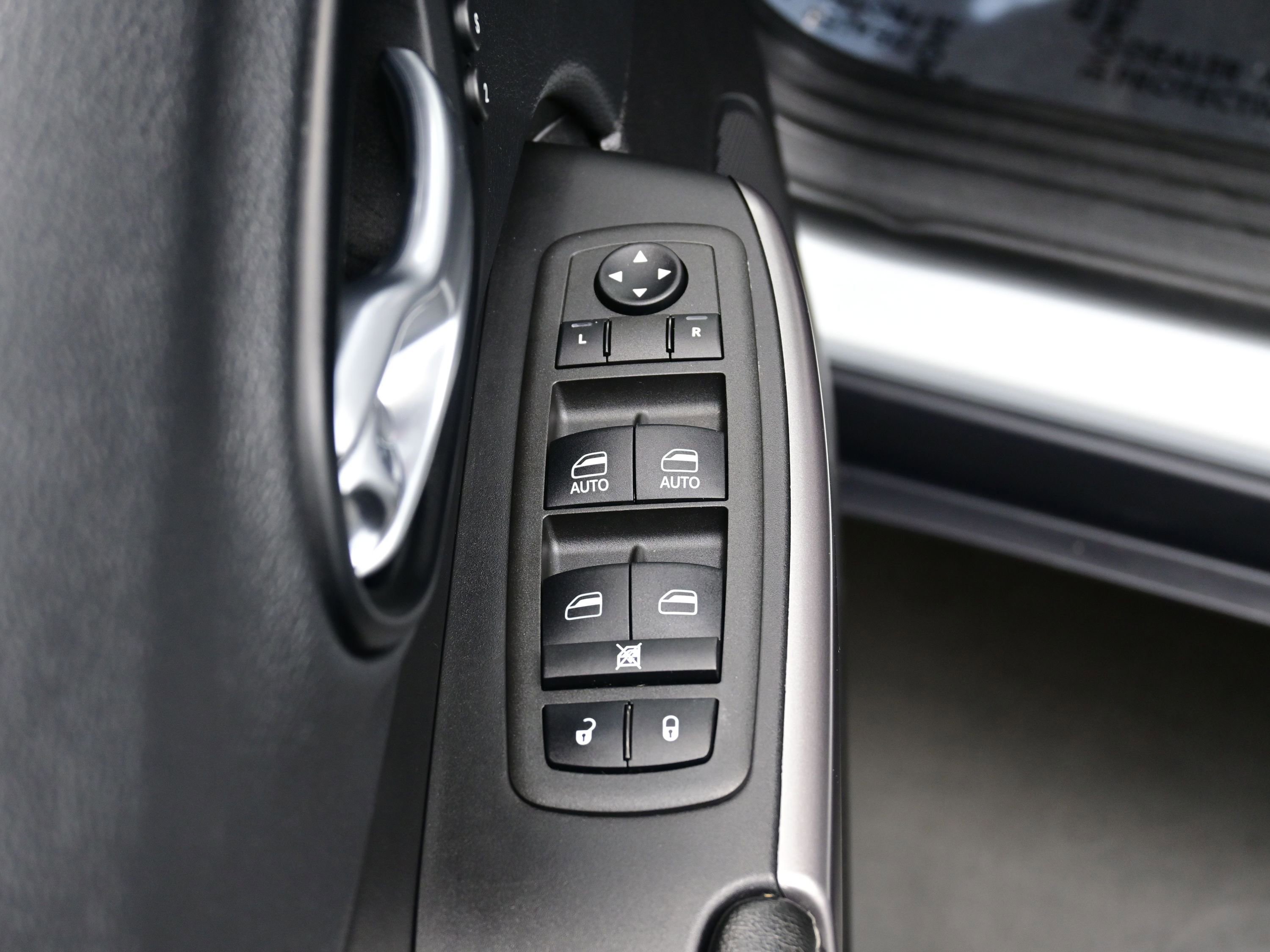 Used 2022 Jeep Cherokee Limited image 11