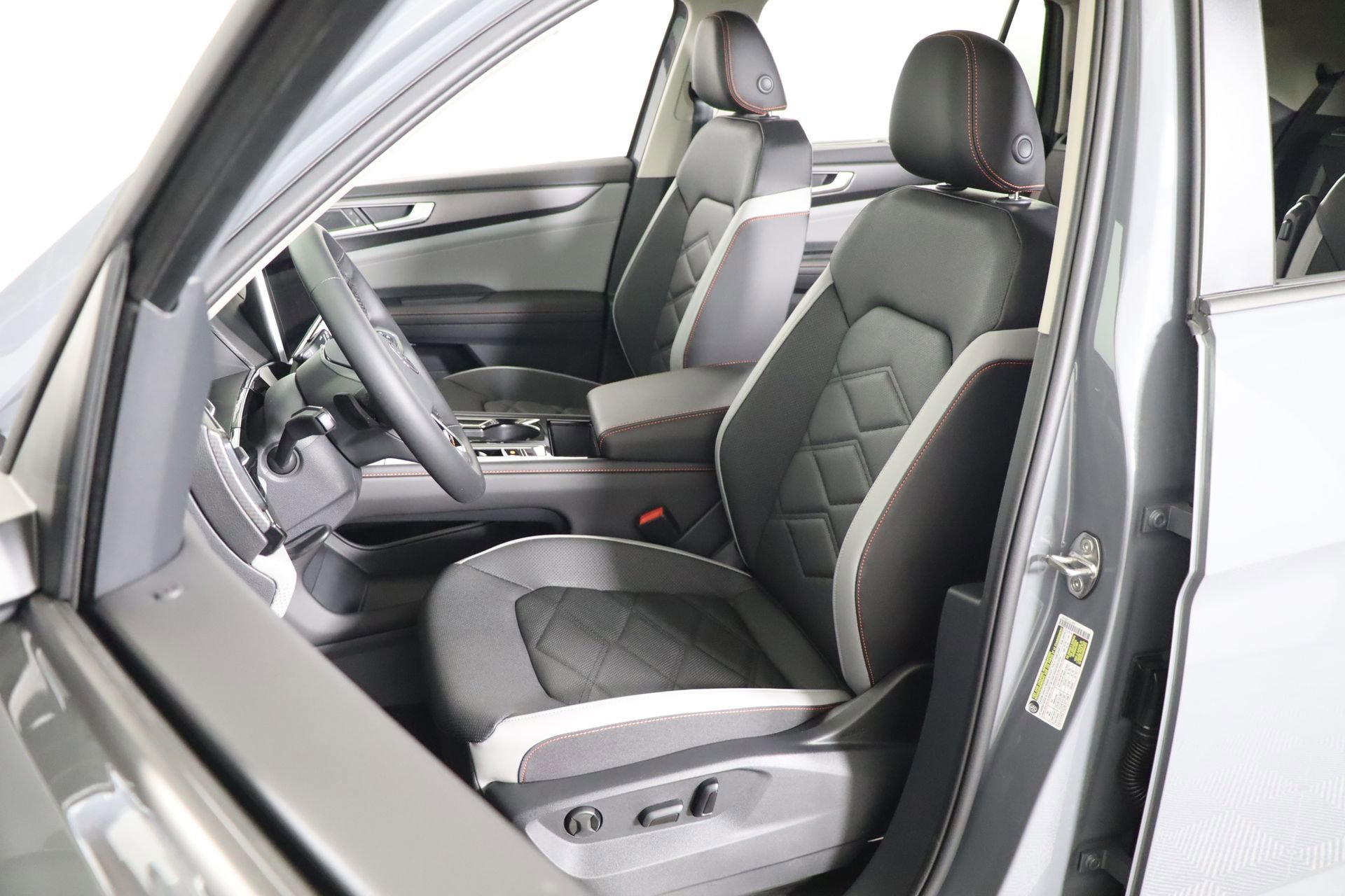 Used 2025 Volkswagen Atlas Peak Edition SE image 29