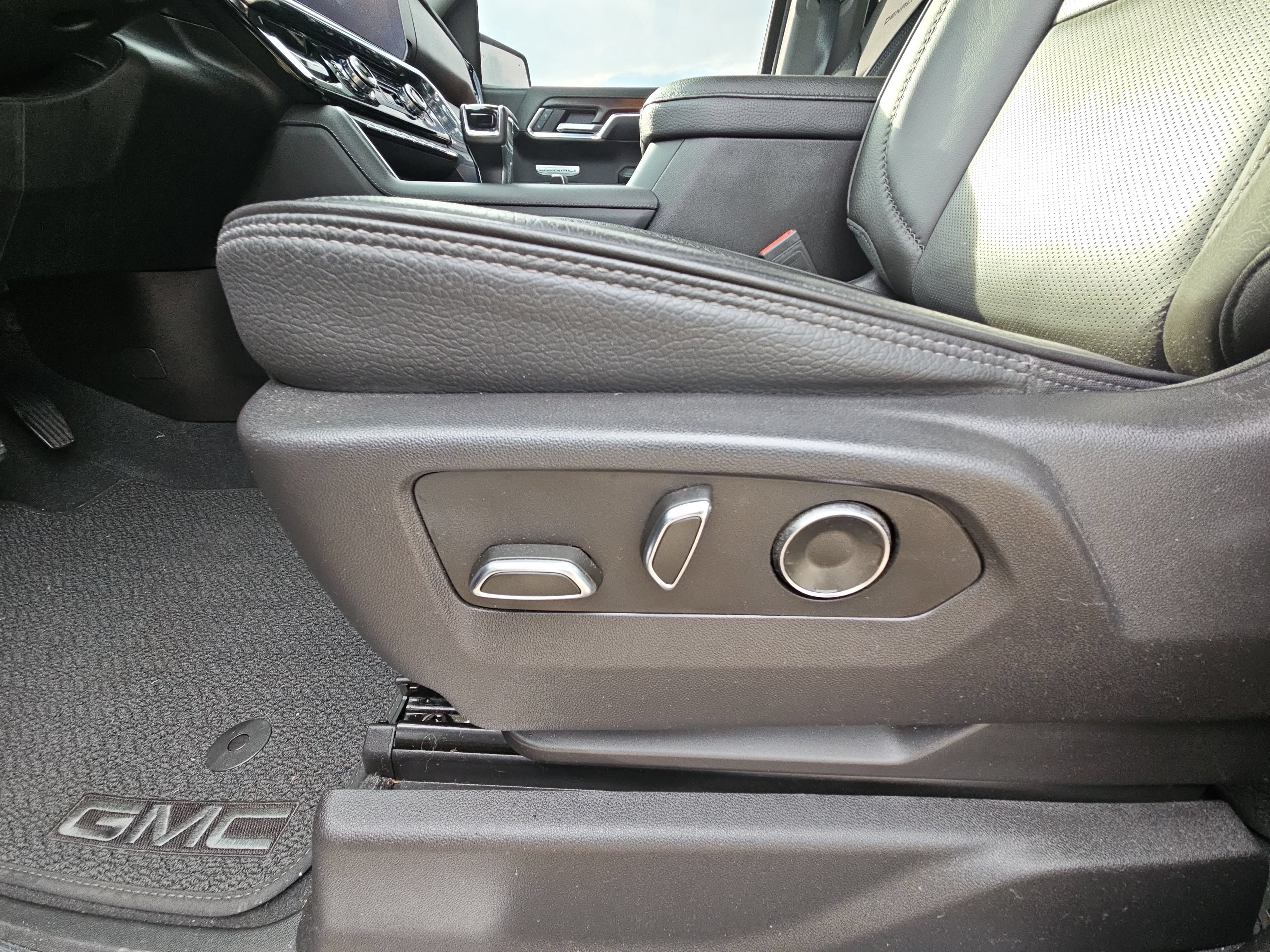 Used 2024 GMC Sierra 1500 Denali w/ Technology Package AWD/4WD image 17