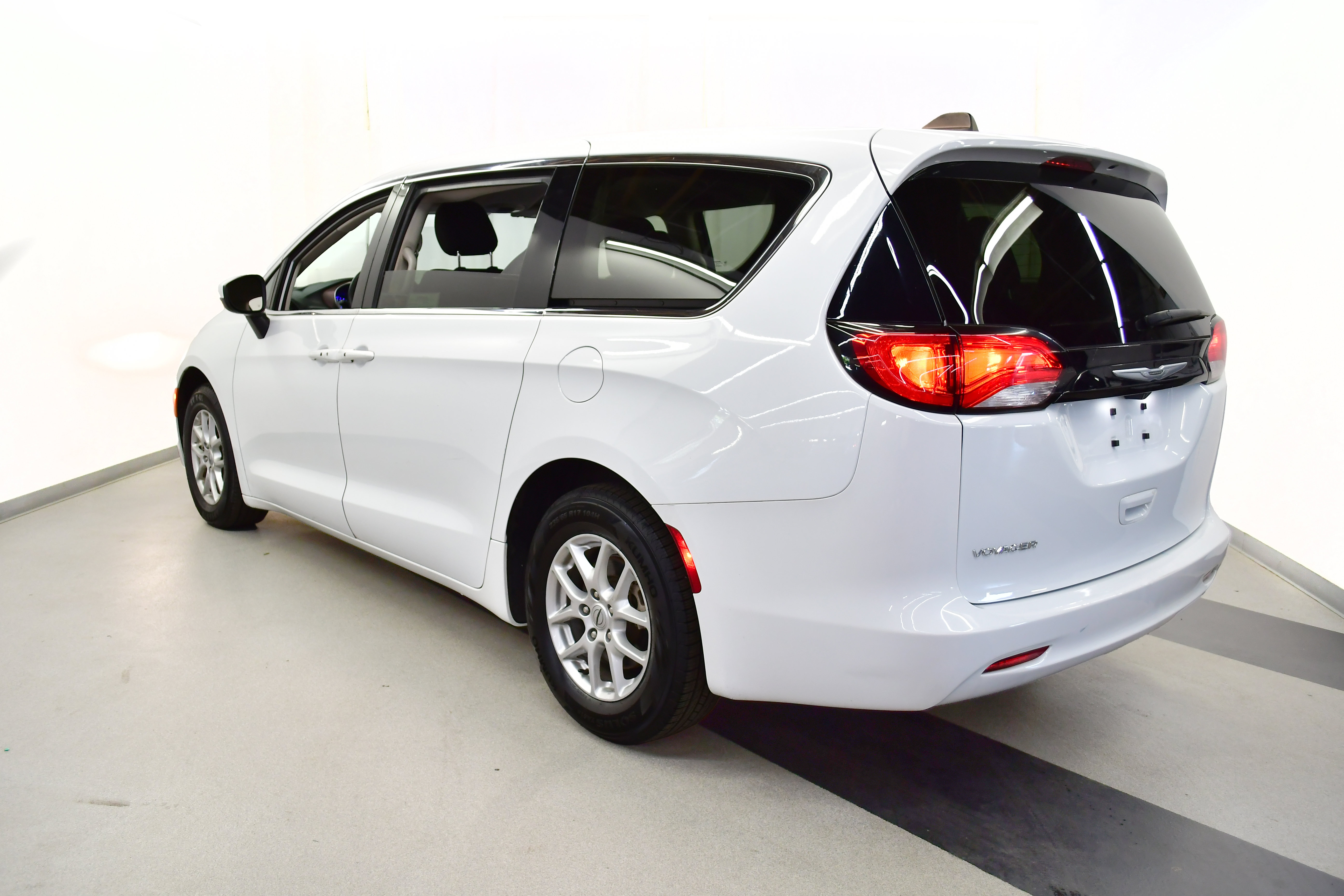 Used 2023 Chrysler Voyager LX FWD image 5