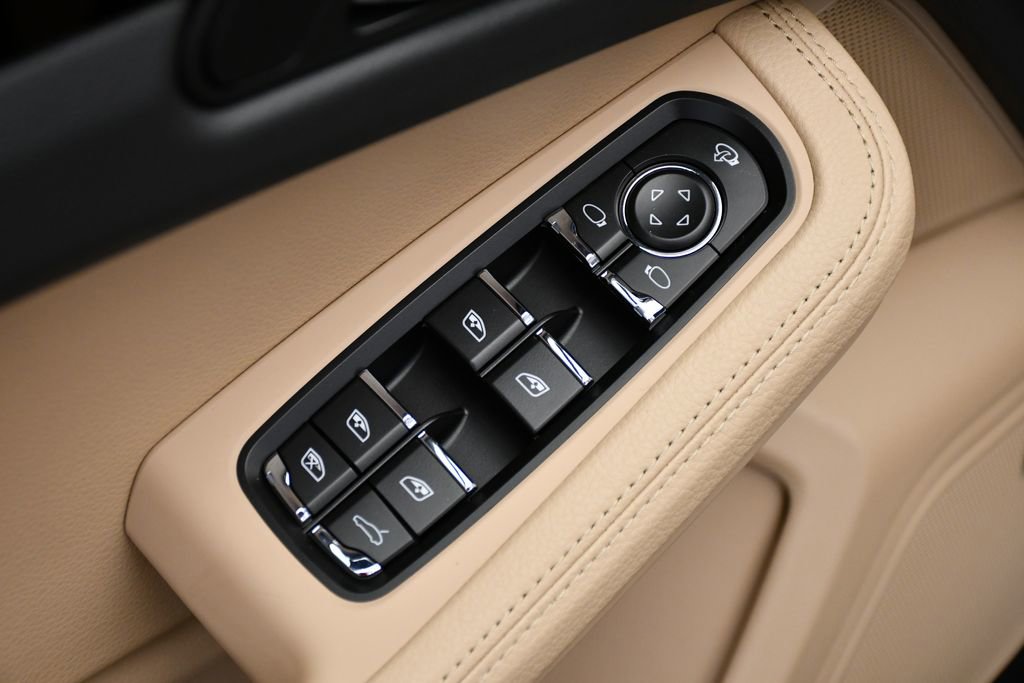 Certified 2025 Porsche Macan image 36