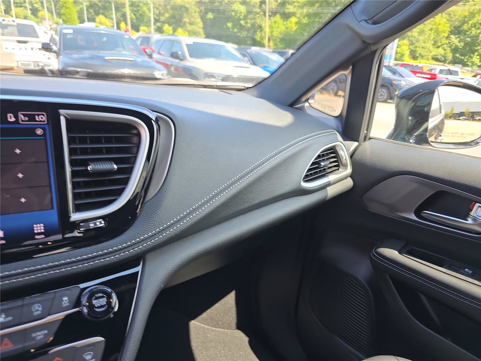 Used 2025 Chrysler Pacifica Select AWD/4WD image 23