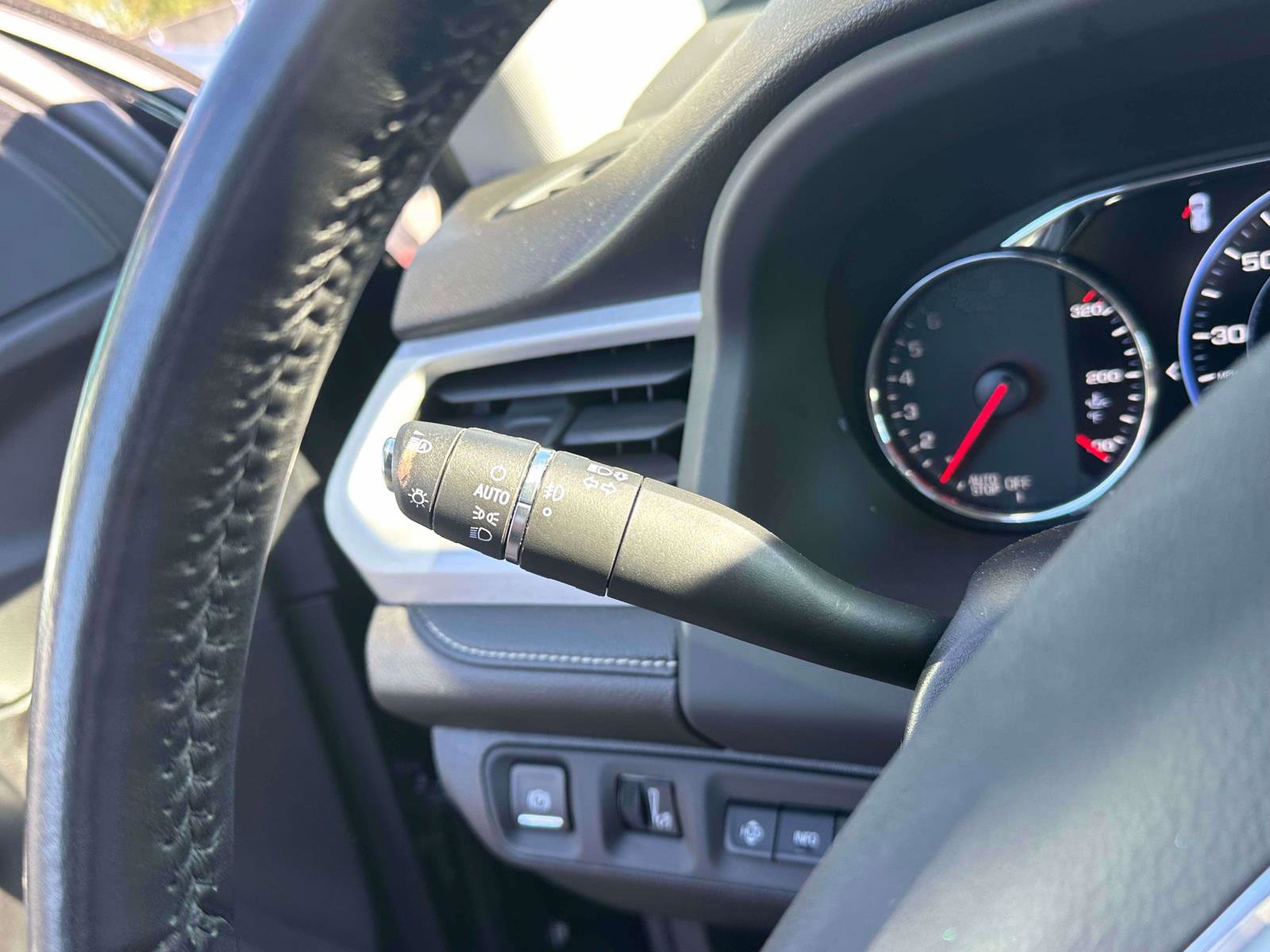 Used 2022 GMC Acadia SLT w/ Technology Package image 26