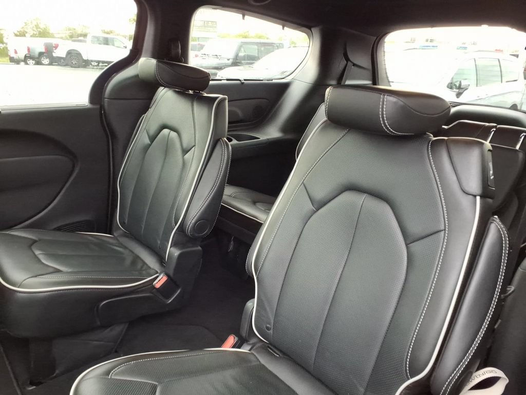 Certified 2025 Chrysler Pacifica Limited FWD image 13