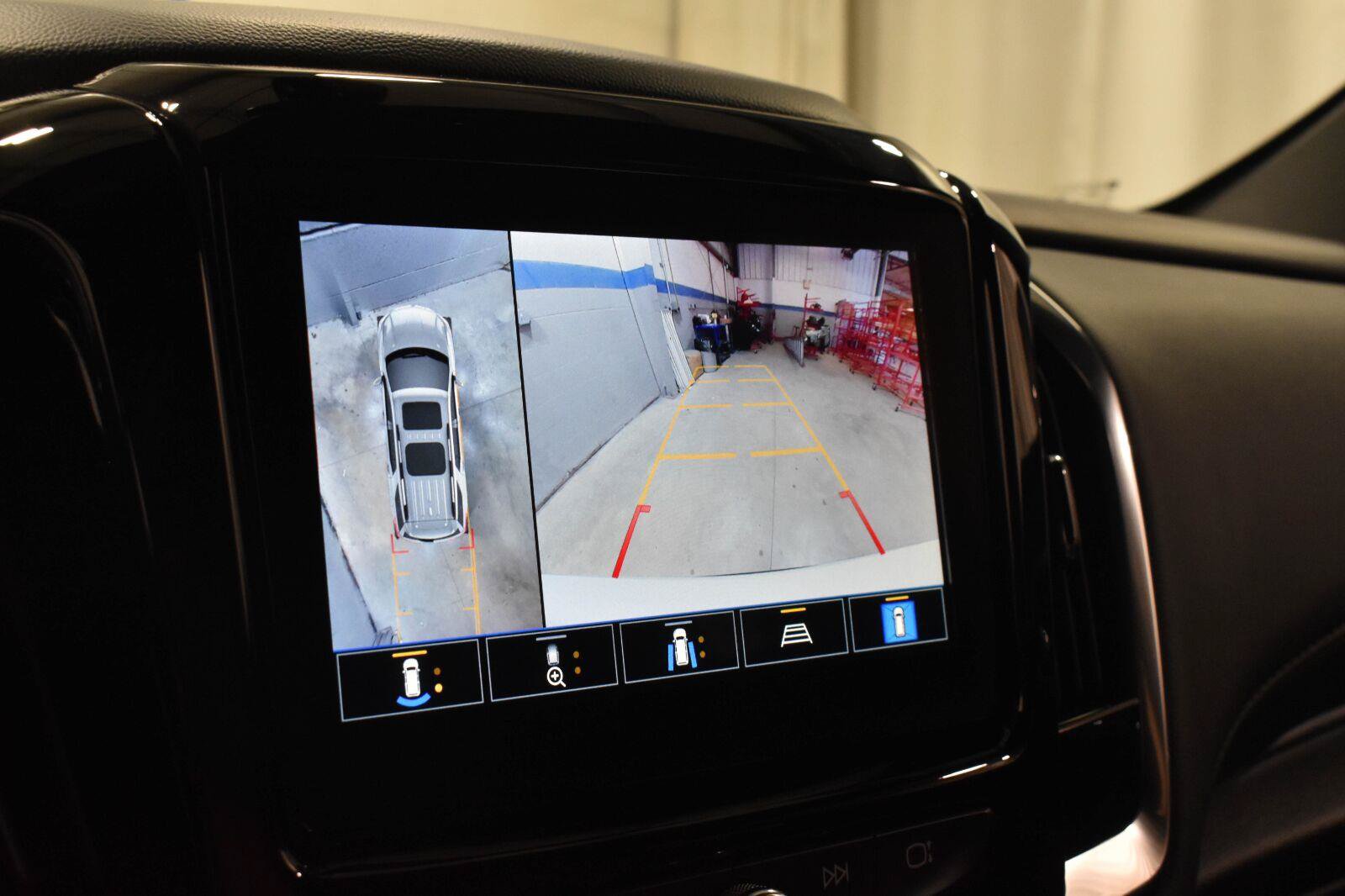 Used 2023 Chevrolet Traverse LT w/ Rear Camera Mirror Package AWD/4WD image 19