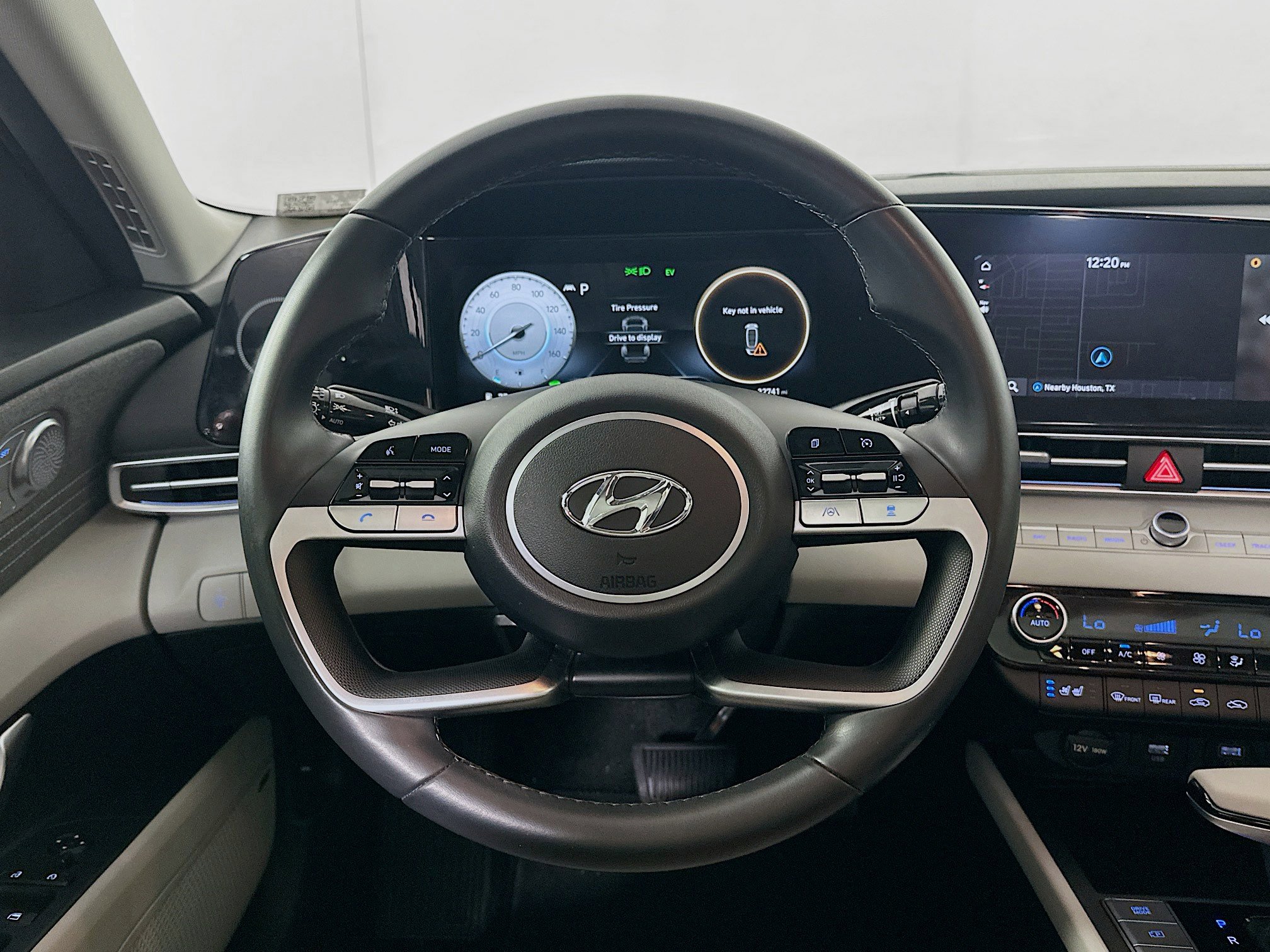 Used 2023 Hyundai Elantra Limited w/ Preferred Accessory Package image 18