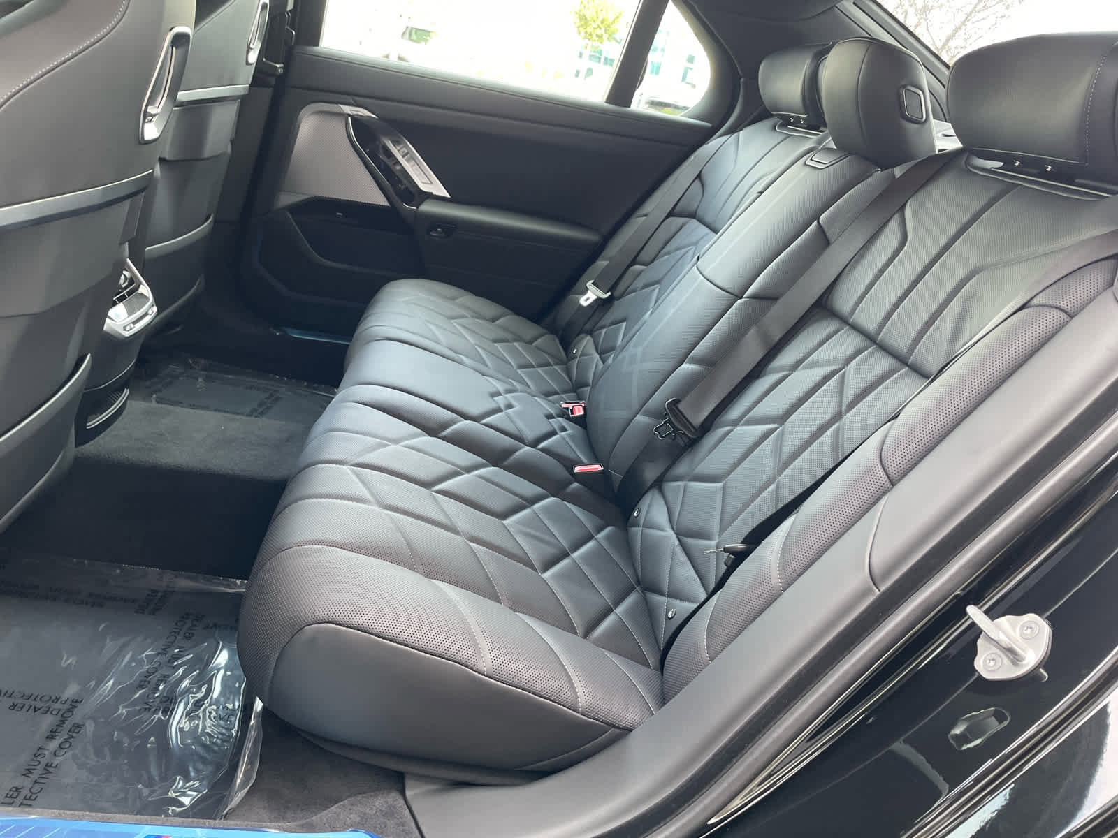 New 2026 BMW 750e xDrive w/ Executive Package image 8