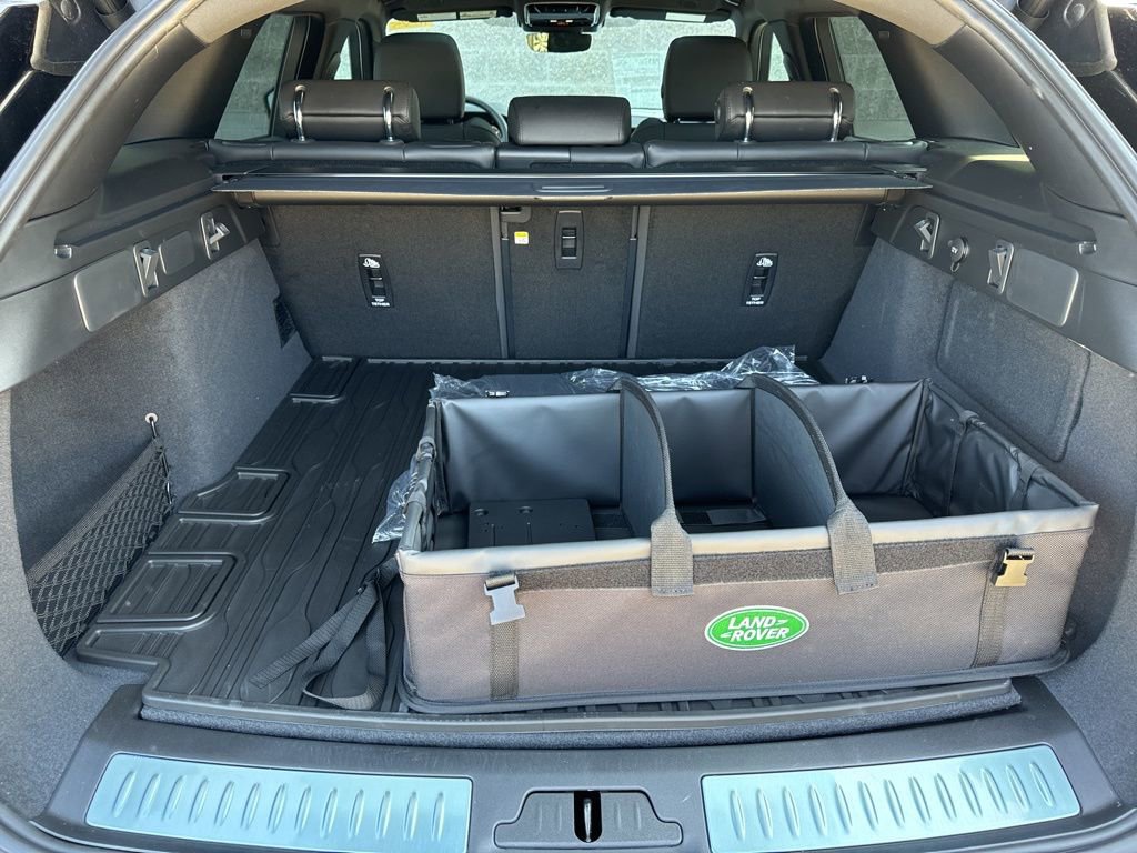 New 2025 Land Rover Range Rover Velar Dynamic SE image 8
