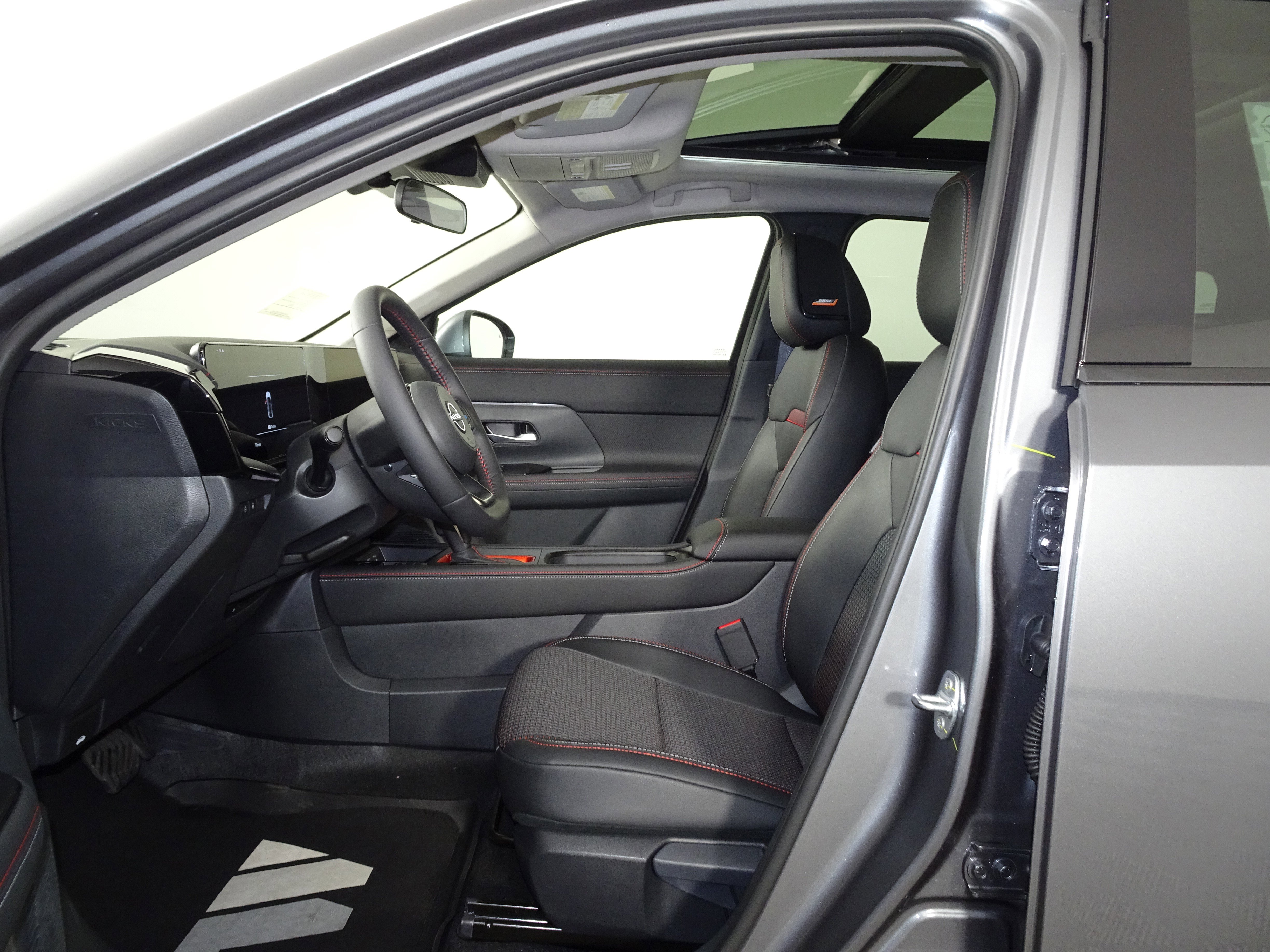 New 2025 Nissan Kicks SR w/ SR Premium Package image 4