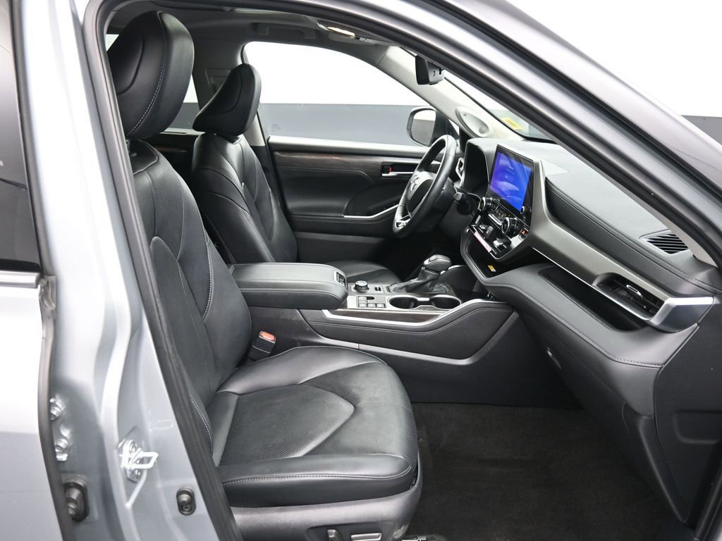 Certified 2024 Toyota Highlander Limited AWD/4WD image 27