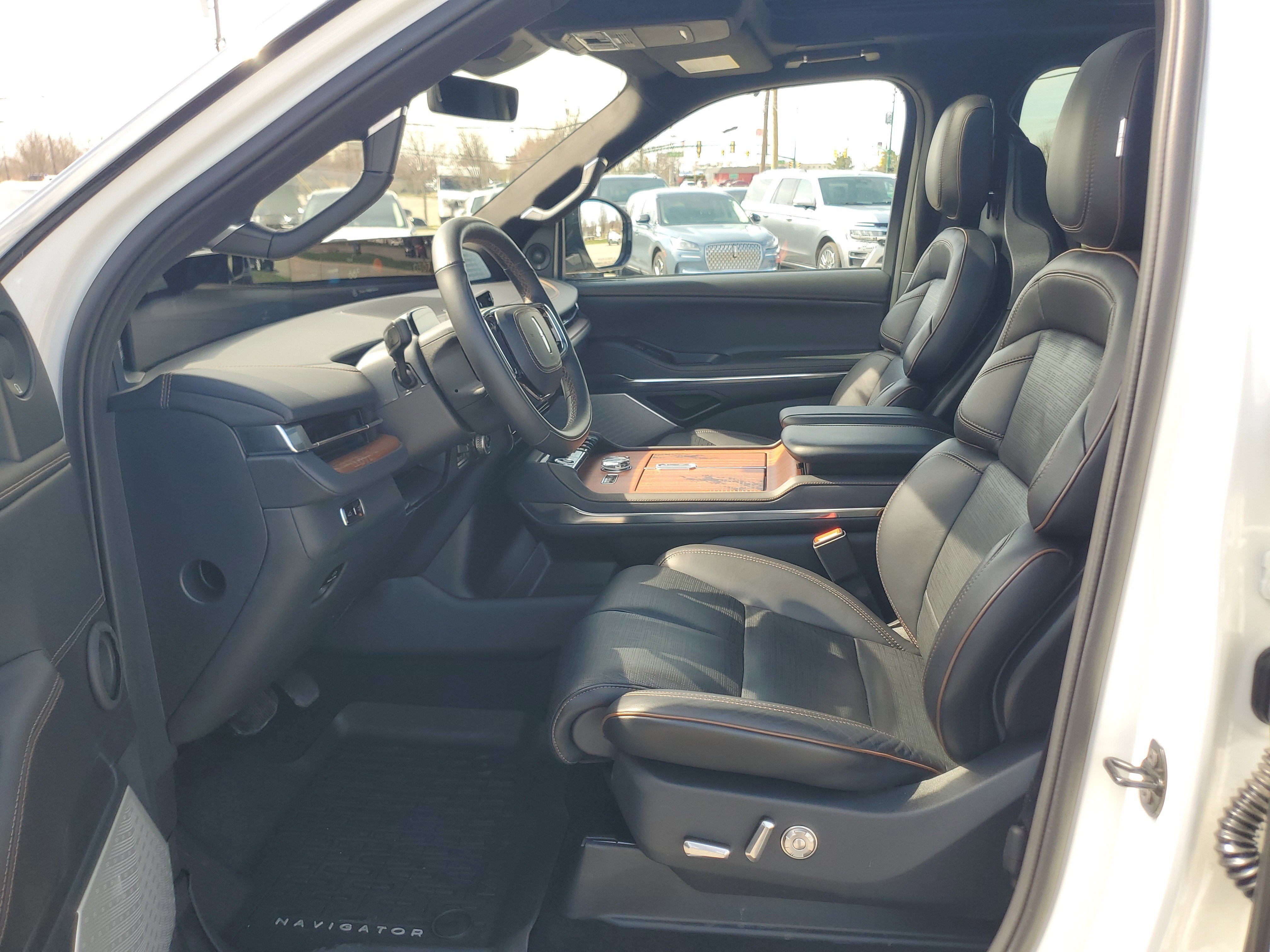 Certified 2025 Lincoln Navigator Black Label AWD/4WD image 12