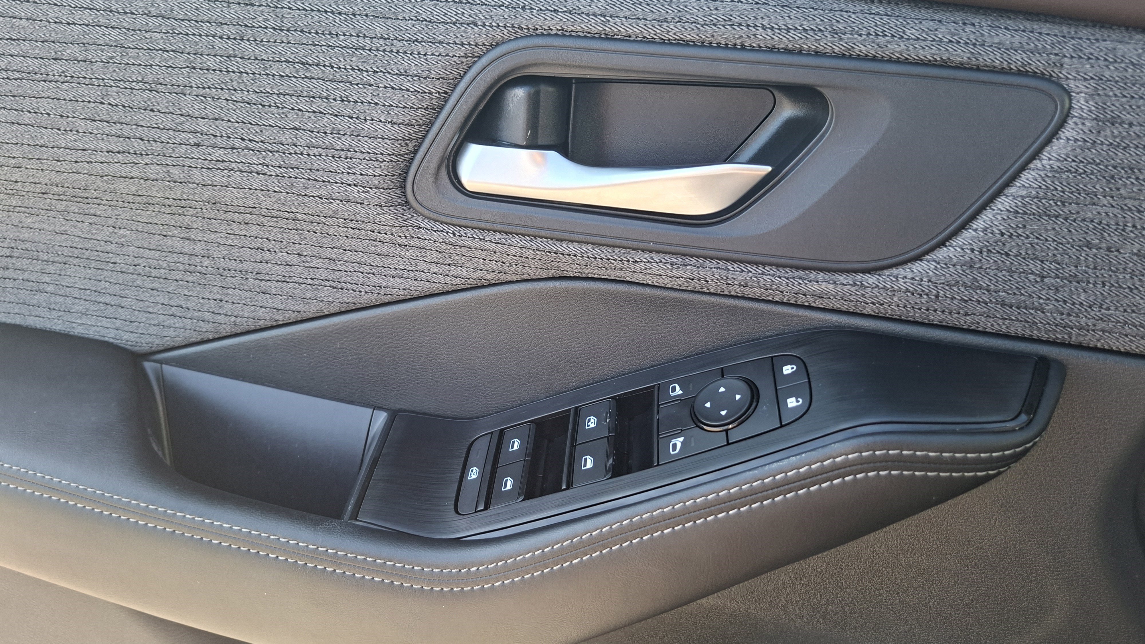 Used 2022 Nissan Rogue SV FWD image 17