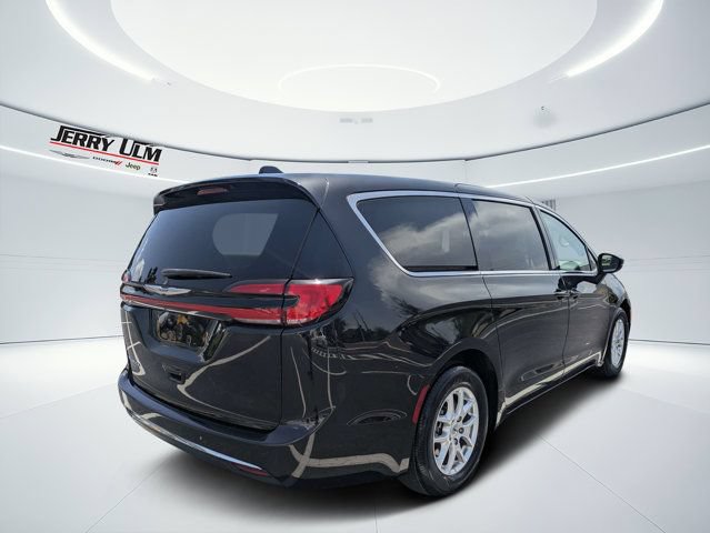 Used 2023 Chrysler Pacifica Touring-L FWD image 3