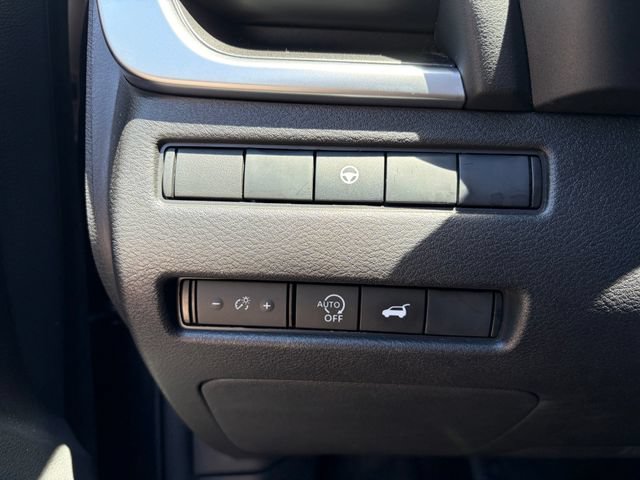 Used 2025 Nissan Rogue SV AWD/4WD image 30