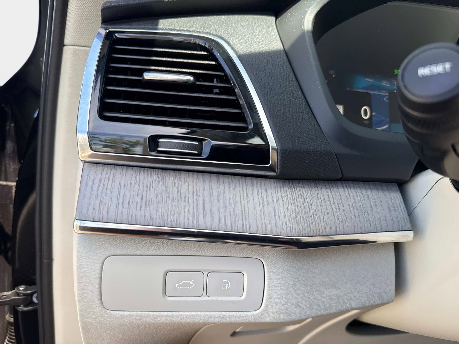 Certified 2025 Volvo XC90 T8 Plus w/ Protection Package Premier image 36