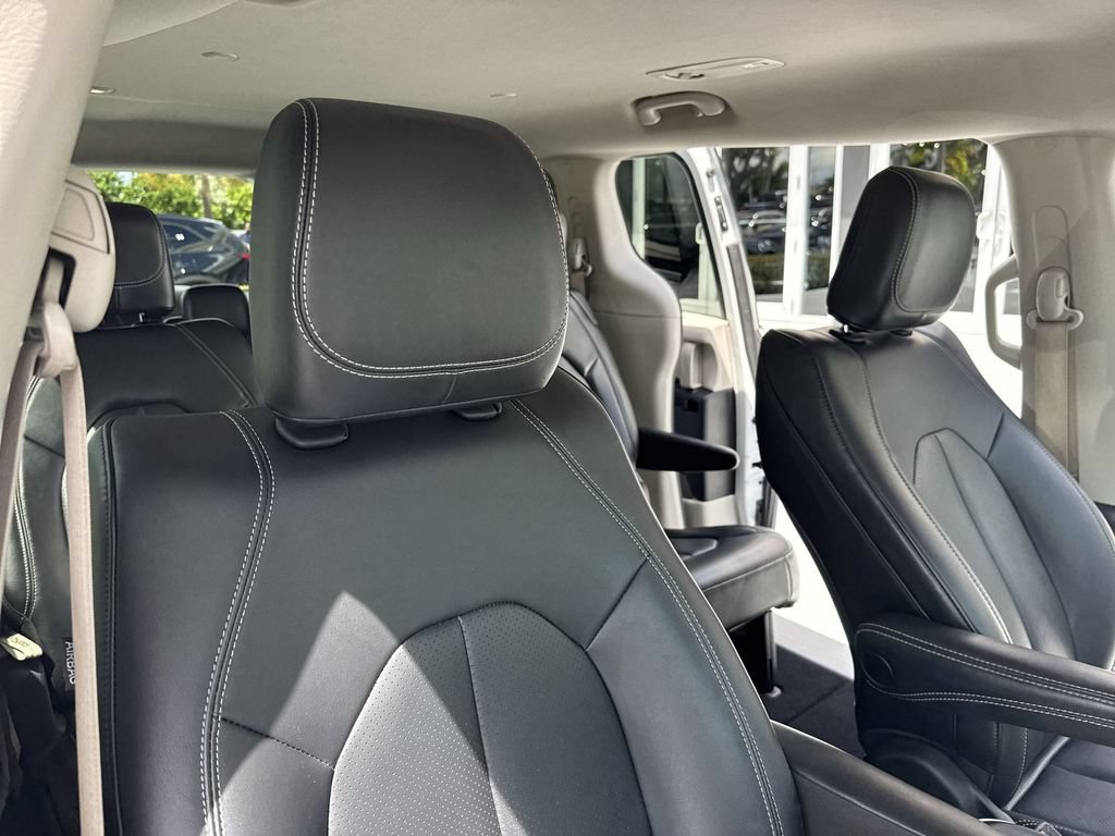 Used 2024 Chrysler Pacifica Touring-L FWD image 45