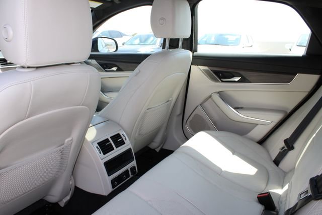 Used 2022 Jaguar XF SE image 9