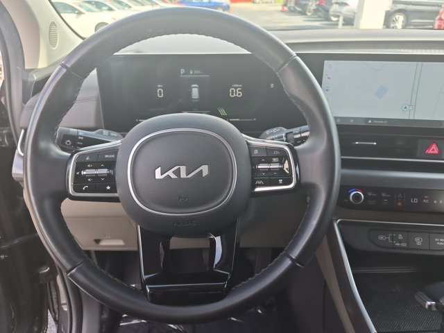 Used 2025 Kia Carnival FWD image 20