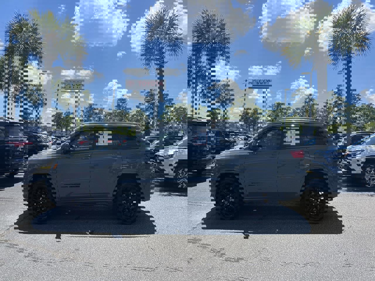 Used 2021 Jeep Grand Cherokee Laredo X AWD/4WD image 7