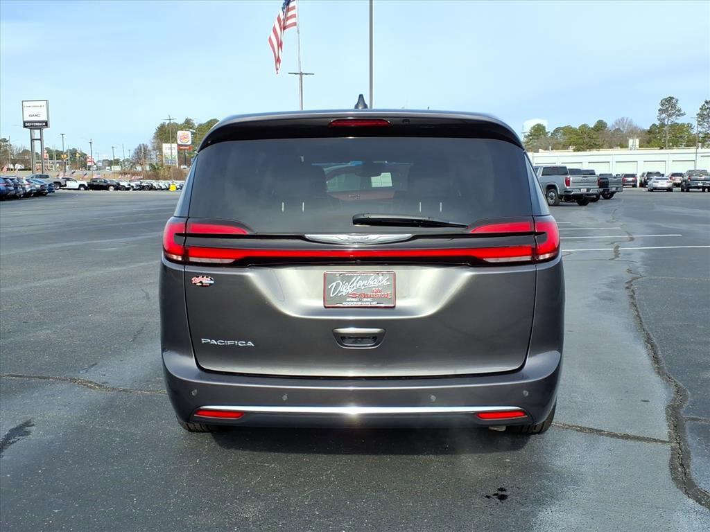 Used 2023 Chrysler Pacifica Touring-L image 18