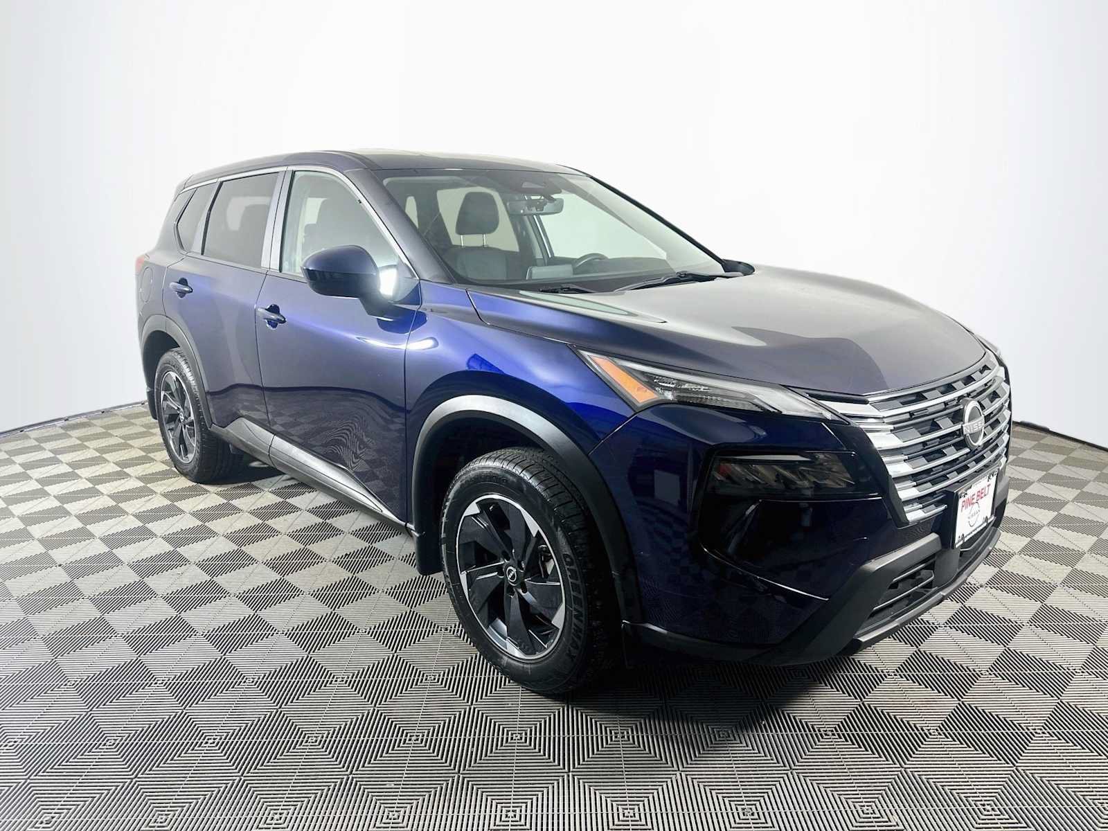 Used 2024 Nissan Rogue SV AWD/4WD image 3