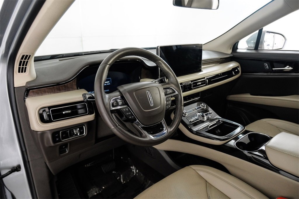 Used 2023 Lincoln Nautilus Reserve image 3