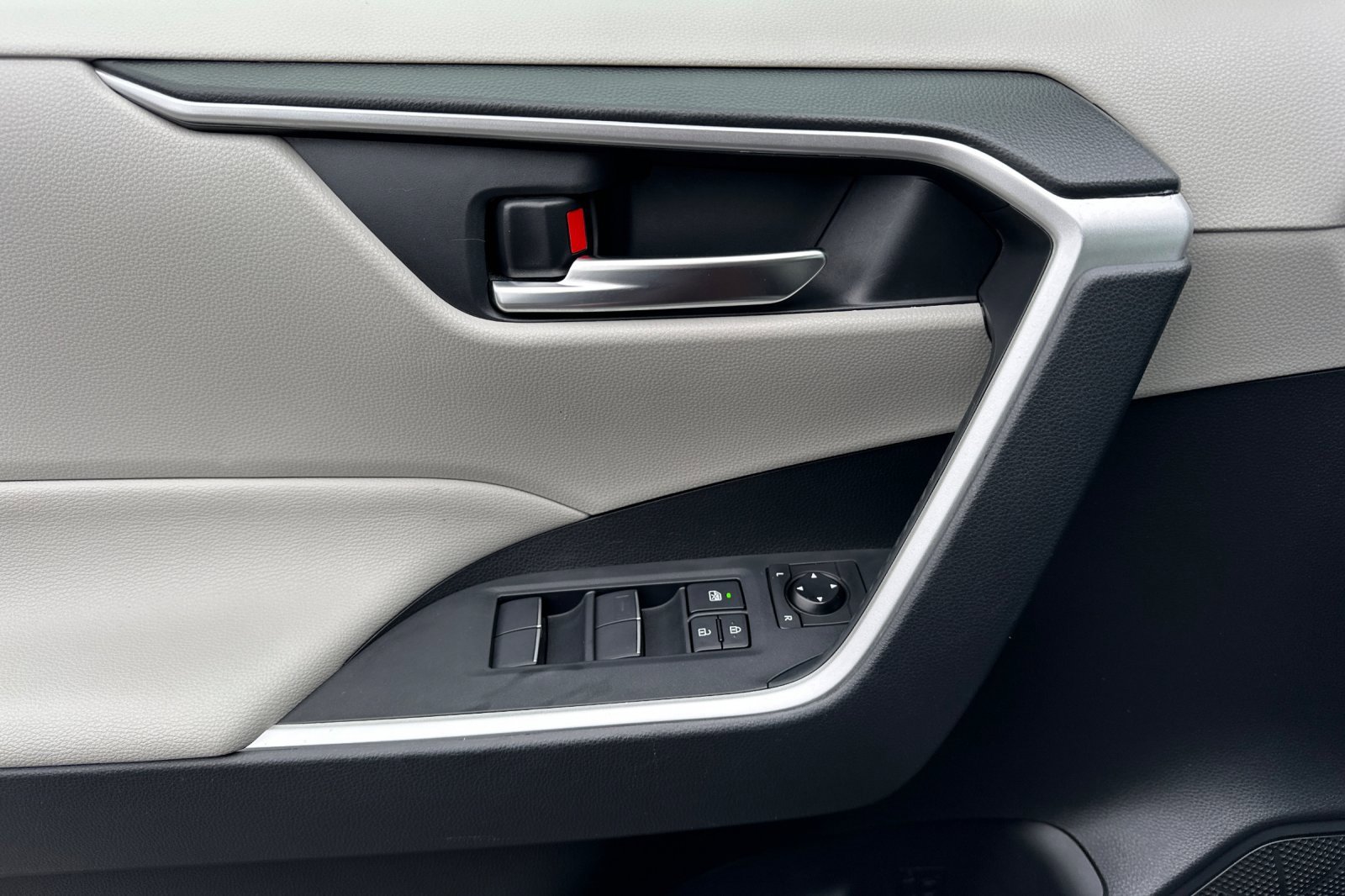 Used 2019 Toyota RAV4 XLE Premium image 14