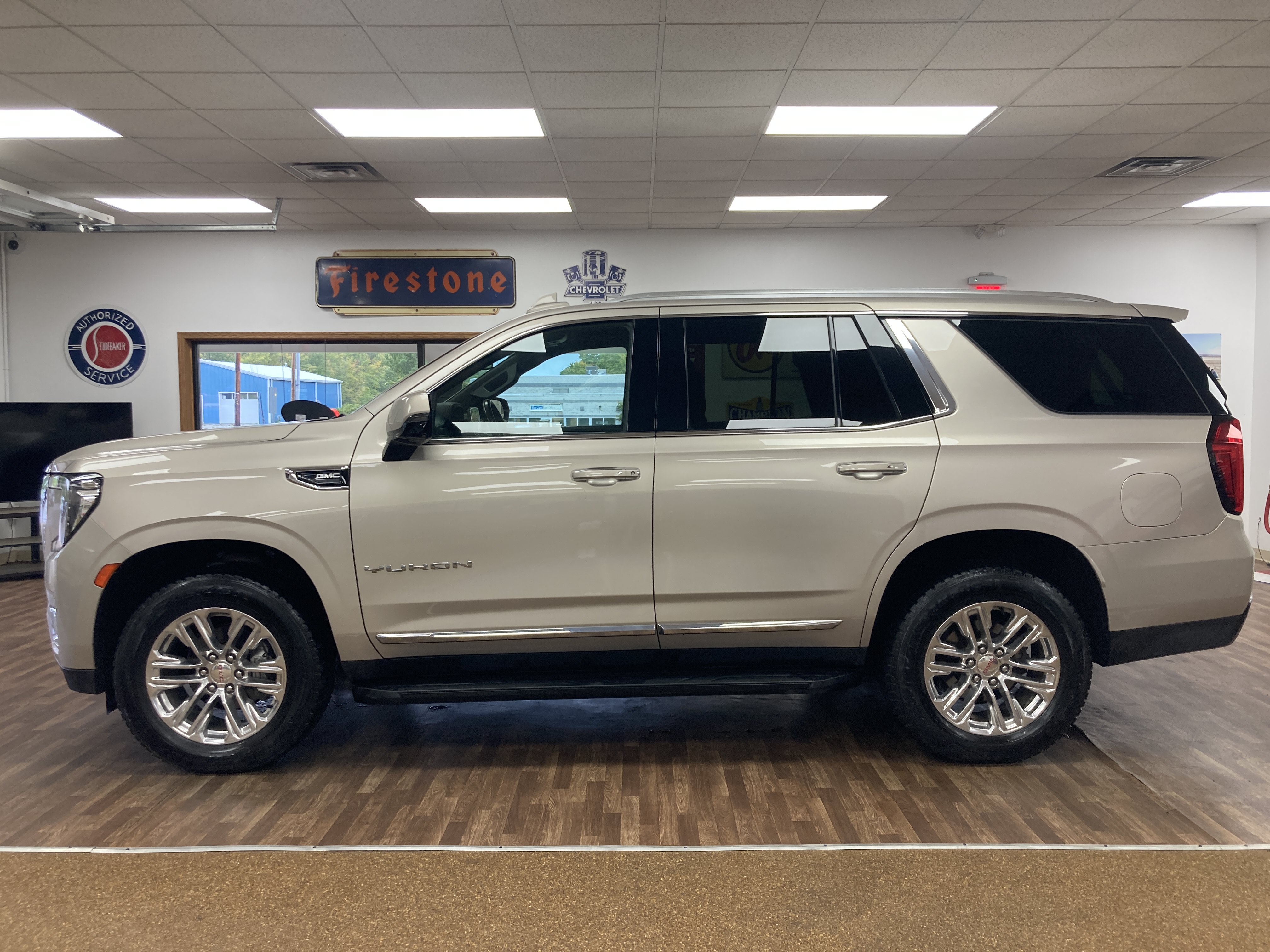 Used 2021 GMC Yukon SLT w/ SLT Premium Package AWD/4WD image 2