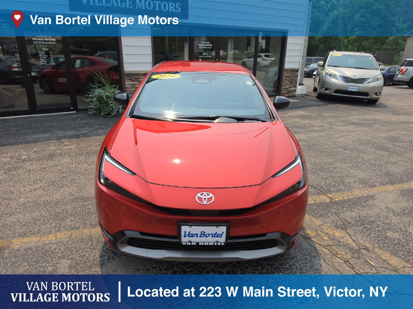 Used 2024 Toyota Prius XLE FWD image 2
