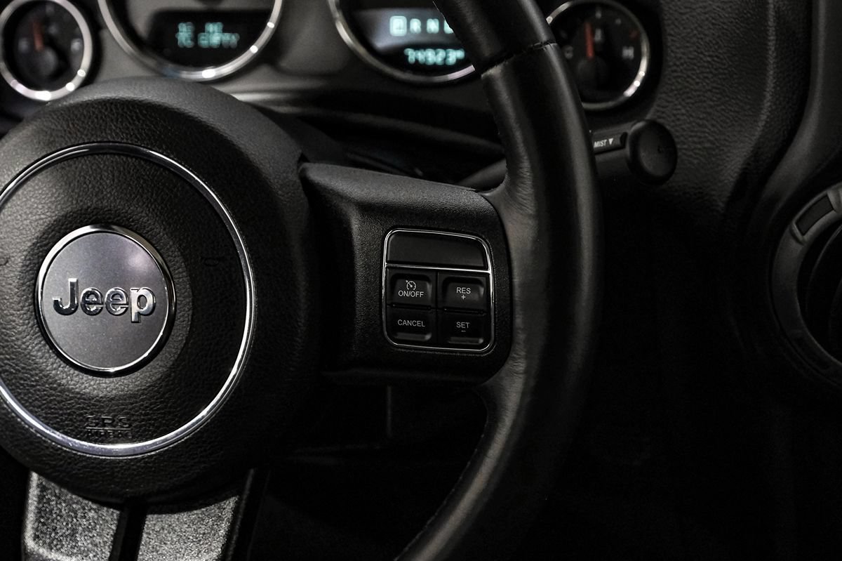 Used 2015 Jeep Wrangler Unlimited Sahara w/ Connectivity Group AWD/4WD image 20