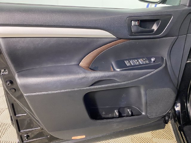 Certified 2017 Toyota Highlander Plus AWD/4WD image 22