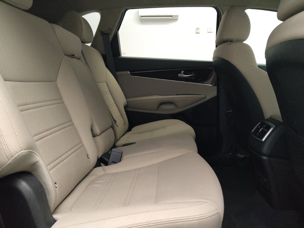 Used 2020 Kia Sorento LX FWD image 19