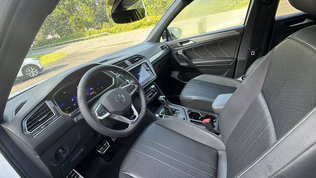 Used 2023 Volkswagen Tiguan SE R-Line AWD/4WD image 18